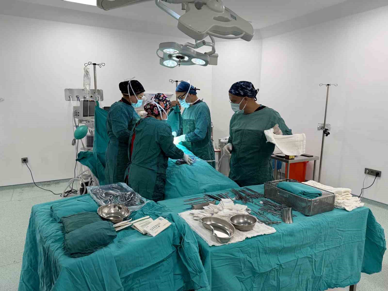 Deprem sonrası yeniden yapılan Nurhak Devlet Hastanesi’nde ilk ameliyat
