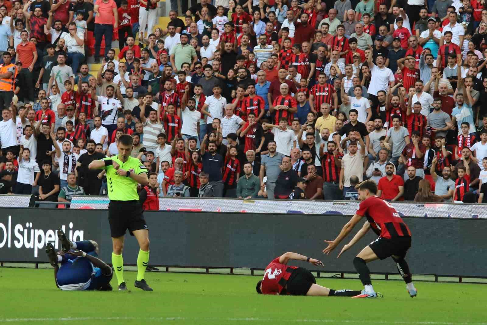 Trendyol S&uuml;per Lig: Gaziantep FK: 1 - Samsunspor: 2 (İlk yarı)
