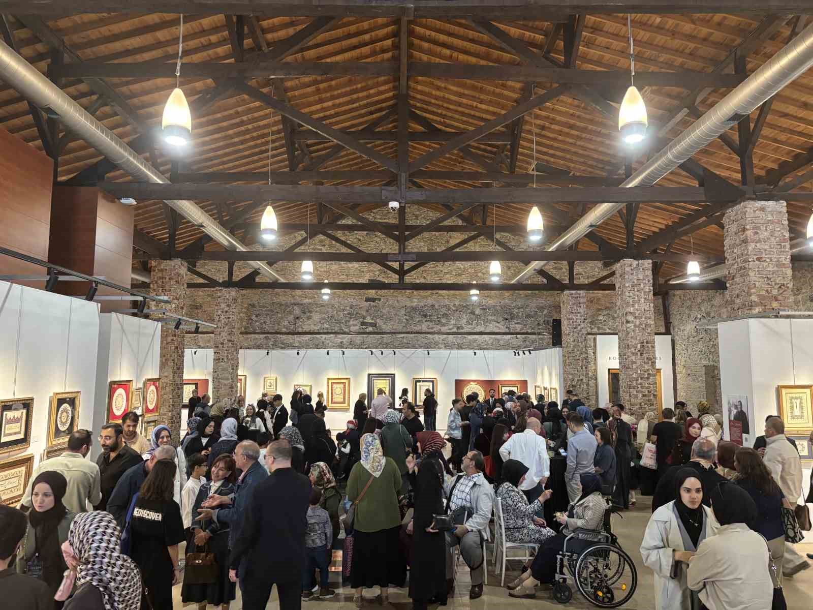 Sonsuz Desenlerde Altın İzler Hat ve Tezhip Sergisi Dolmabahçe Sarayı’nda sanatseverler ile buluştu
