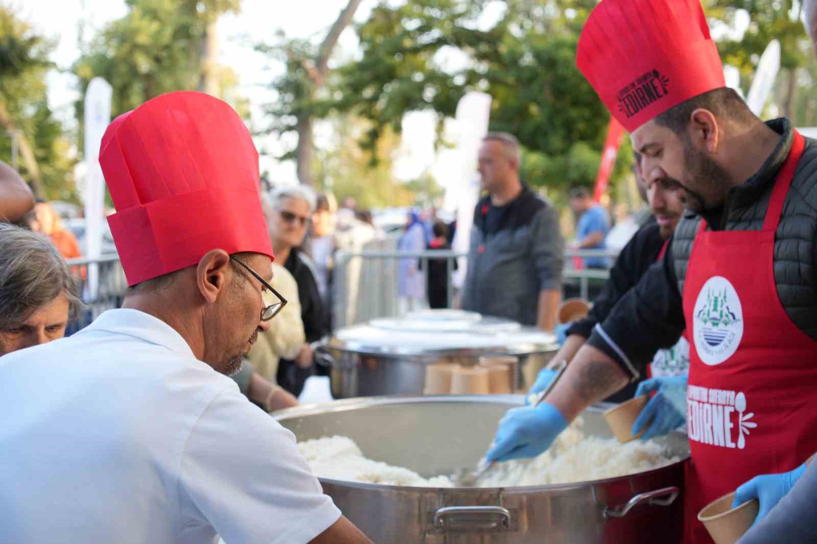 Türkiye’nin en büyük tenceresinde 6 ton pilav pişirildi
