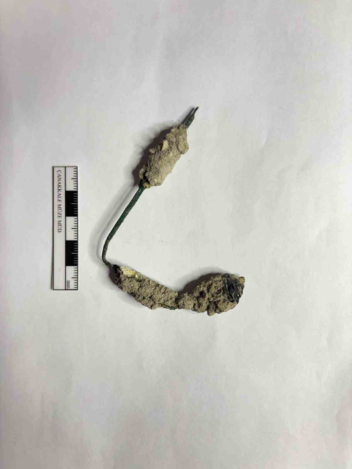 Troya’da 4 bin 500 yıllık altın broş ve yeşim taşı bulundu
