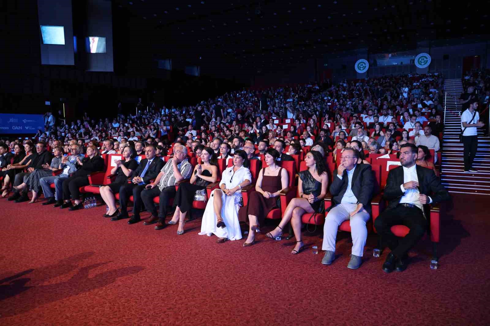 ‘O Da Bir Şey Mi’ Altın Koza’ya damga vurdu: 8 ödül birden aldı