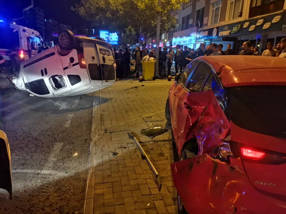 Takla atan hafif ticari araç park halindeki 2 otomobile çarptı: 3 yaralı