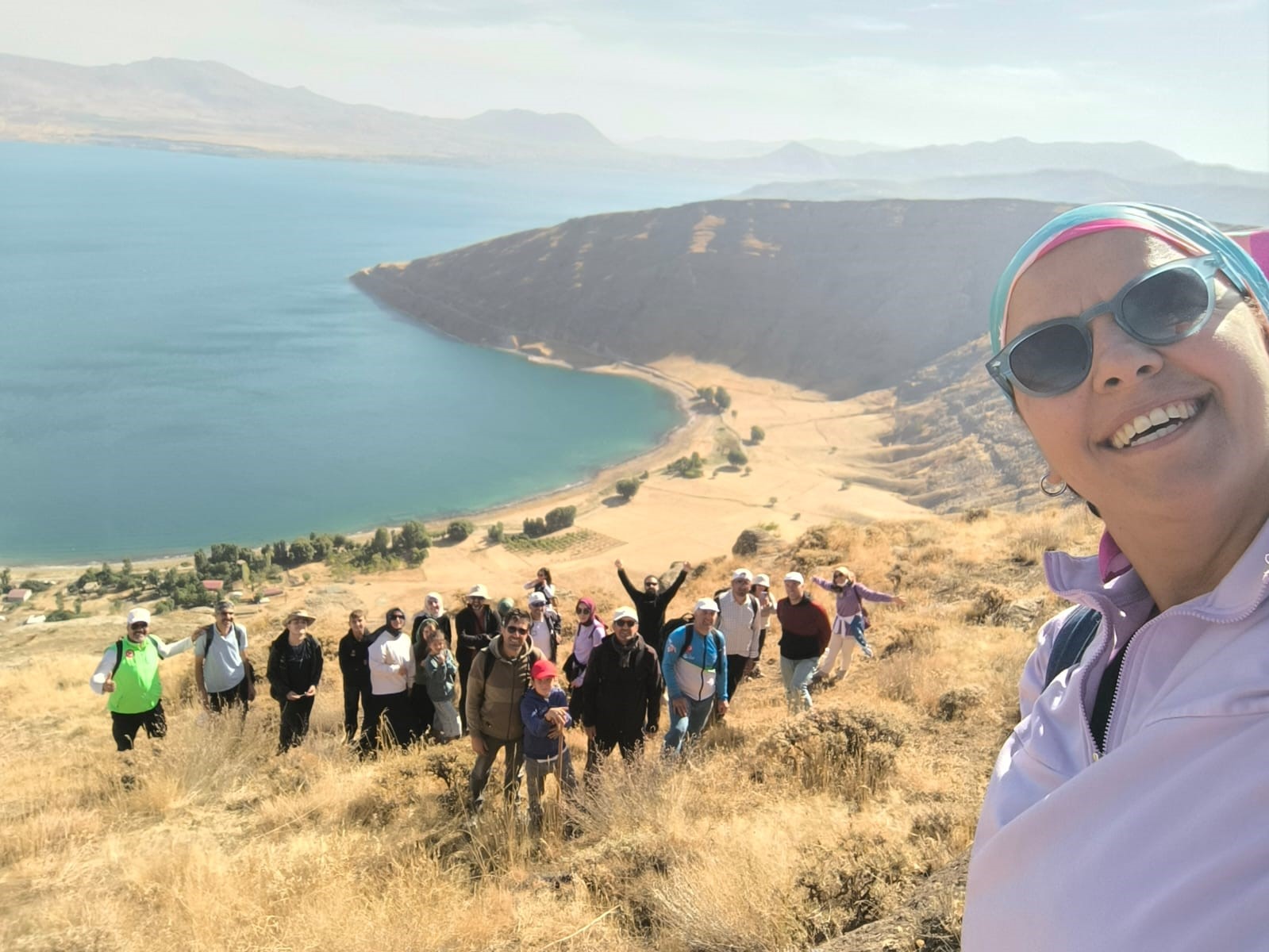 Doğaseverler Van Gölü için 8 kilometre yürüdü
