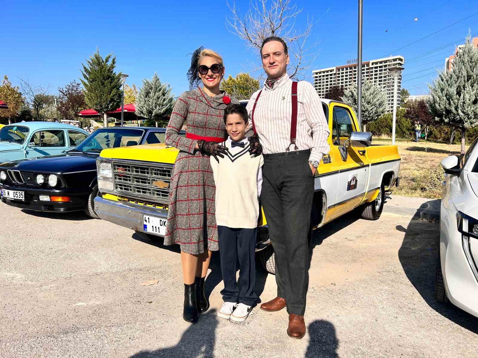 Klasik otomobil tutkunları erkek sağlığına dikkat çekmek için başkent sokaklarında