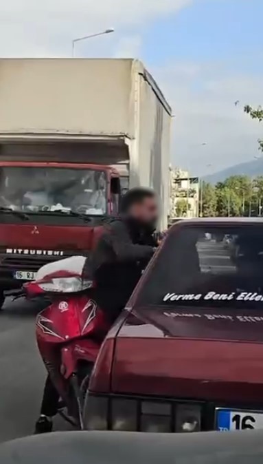Otomobil s&uuml;r&uuml;c&uuml;s&uuml; dışarıya &ccedil;ıkmayınca motosikletli camdan i&ccedil;eri girmeye &ccedil;alıştı
