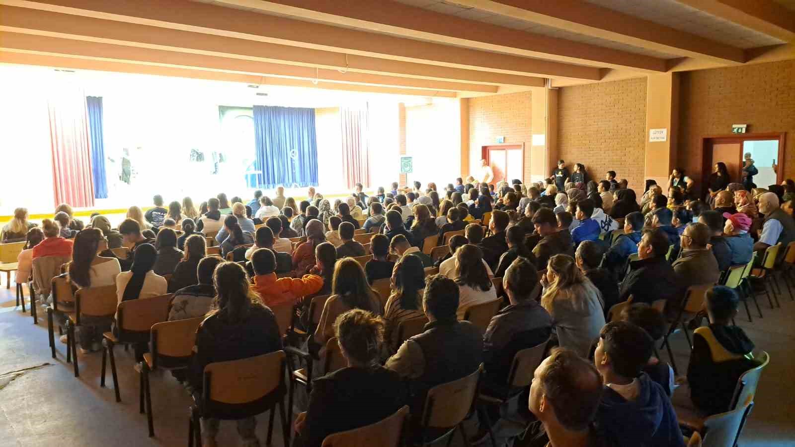 İnönü’de "Parça Tesirli Pazarlar" oyunu büyük ilgi gördü
