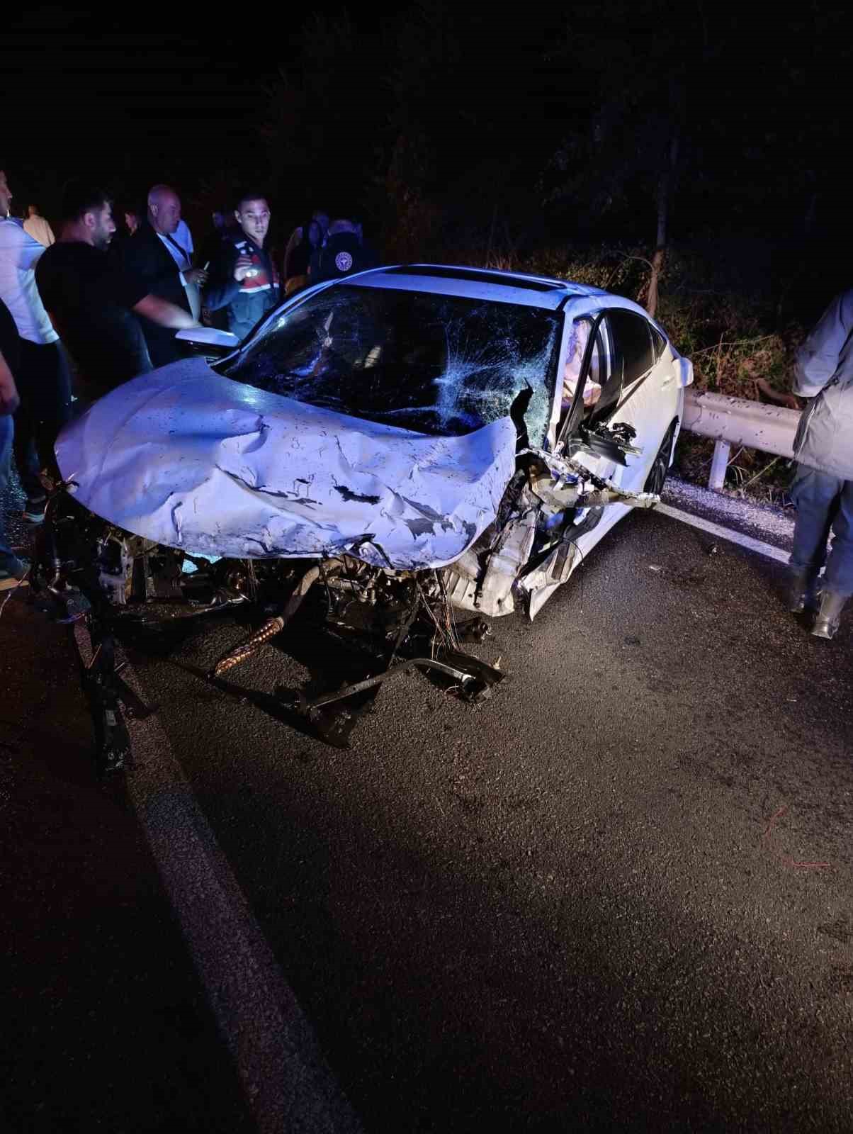 İki otomobil kafa kaya &ccedil;arpıştı: 4 yaralı
