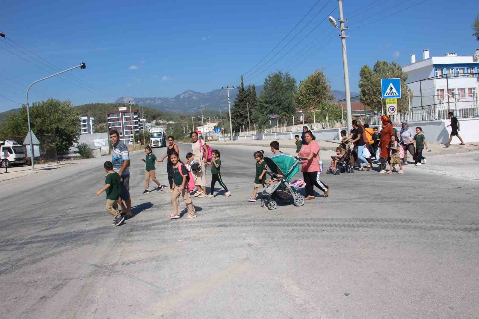 Veliler &uuml;st ge&ccedil;it i&ccedil;in toplanıp &ccedil;ağrı yaptı

