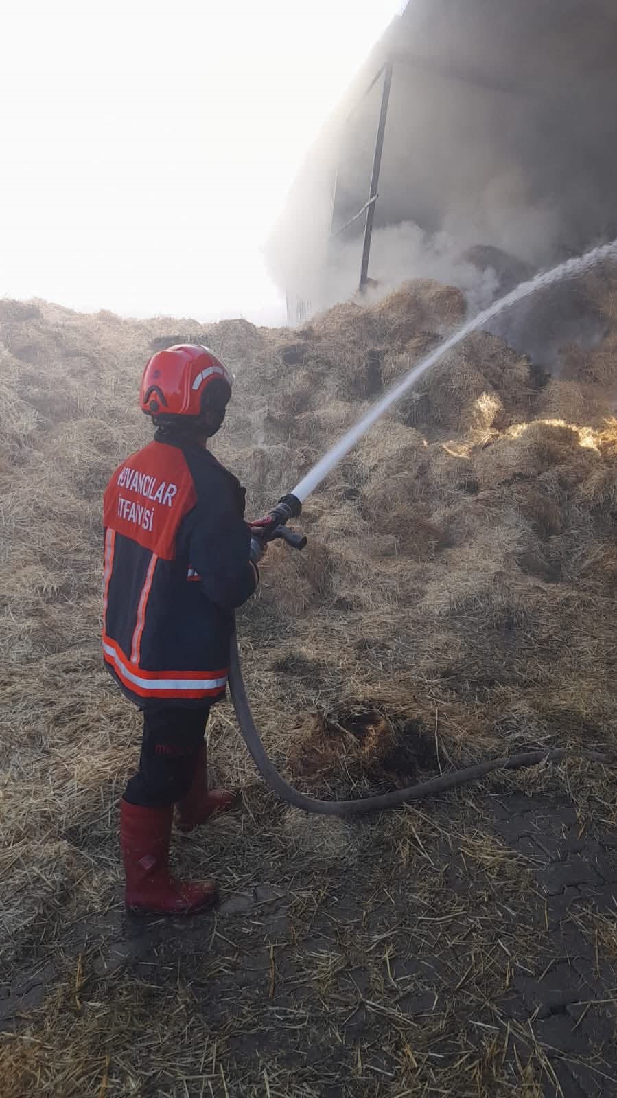 Elazığ&rsquo;da samanlık yangını

