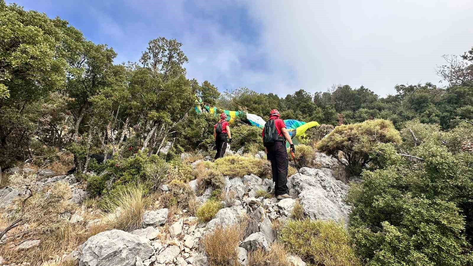 Fethiye’de ormanlık alana düşen paraşütçüleri JAK ekipleri kurtardı