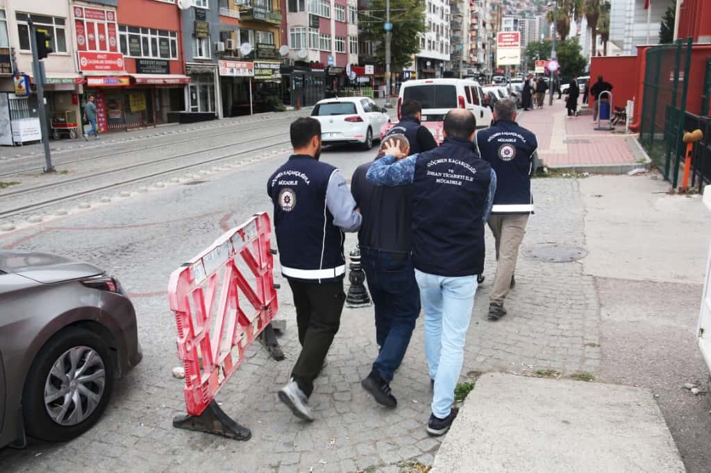 Kocaeli’de firari hükümlü ve 2 göçmen kaçakçısı tutuklandı