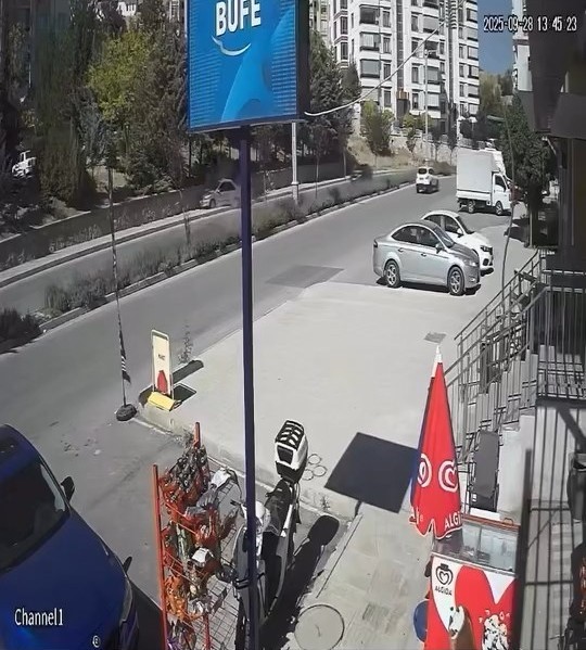 Elazığ’da otomobil istinat duvarına çarptı: 2 yaralı