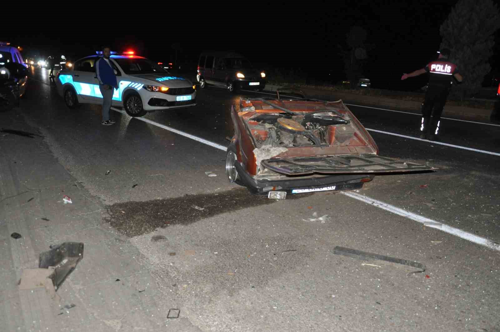 Manisa’da feci kazada otomobil ikiye bölündü: 1’i çocuk 5 ölü, 6 yaralı