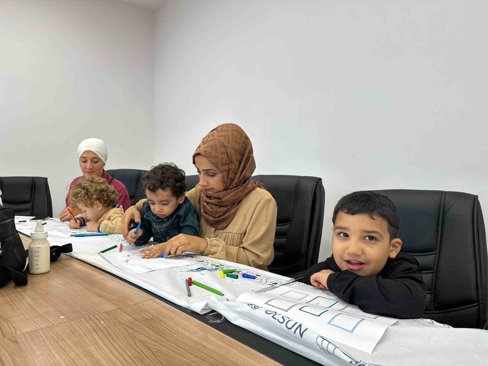 Esenyurt Belediyesi&rsquo;nden anne ve &ccedil;ocuklara &uuml;cretsiz sanat eğitimi desteği
