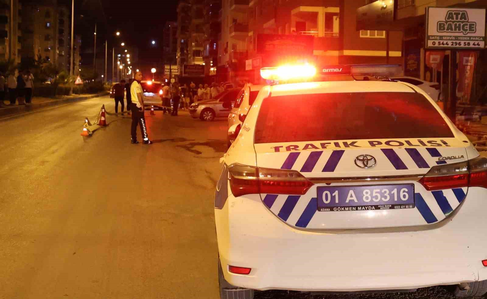 Uzun namlulu silahla oto galeriyi taradılar: 10’dan fazla mermi isabet etti