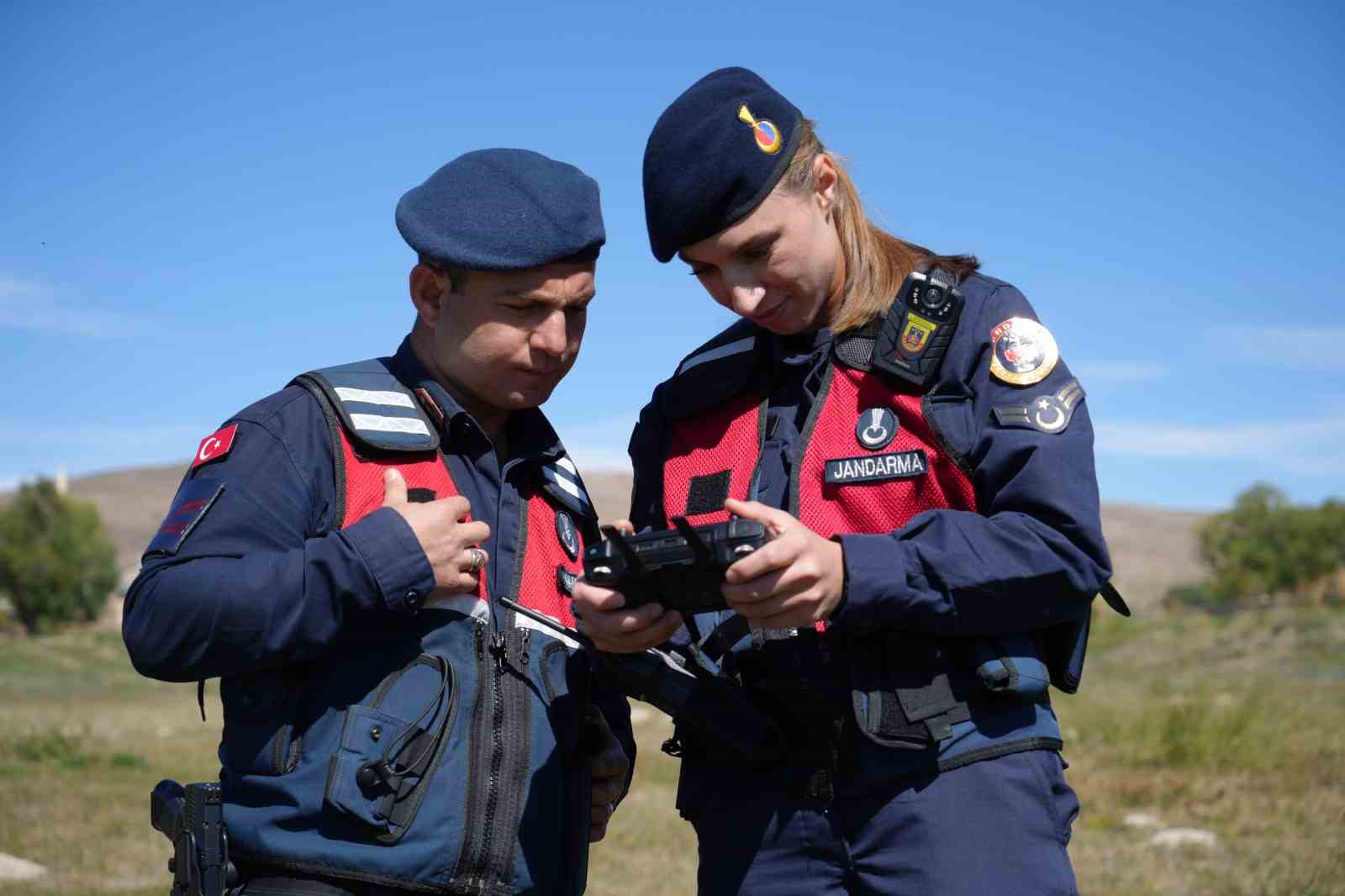 Bayburt’ta kaybolan 13 koyun jandarma ekiplerince dağda bulundu
