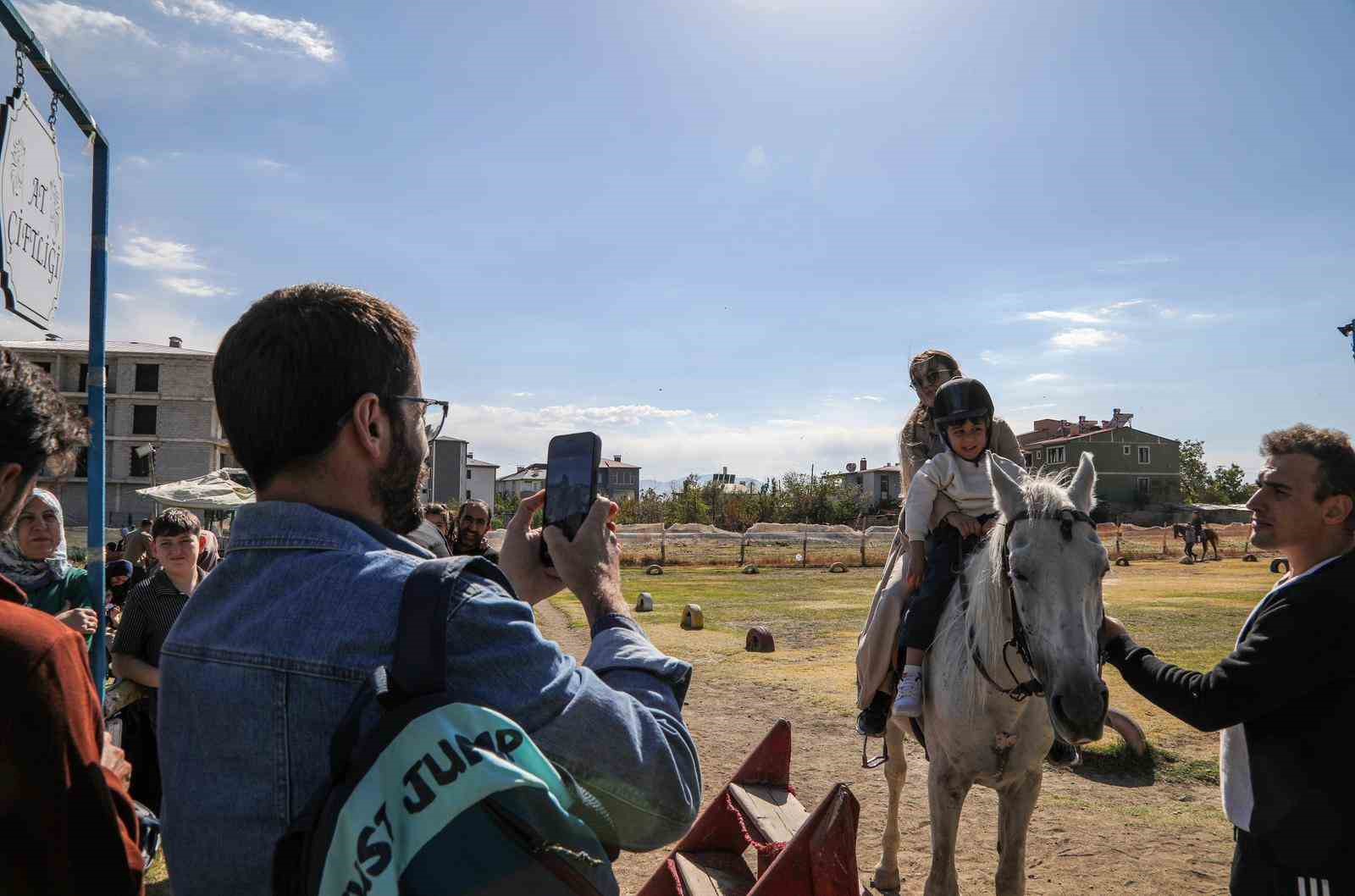 Van’daki özel çocuklar ata binmenin heyecanını yaşadı