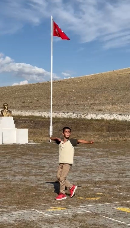Kars’ta bir öğrencinin Kafkas dansı sosyal medyada tıklanma rekorları kırdı
