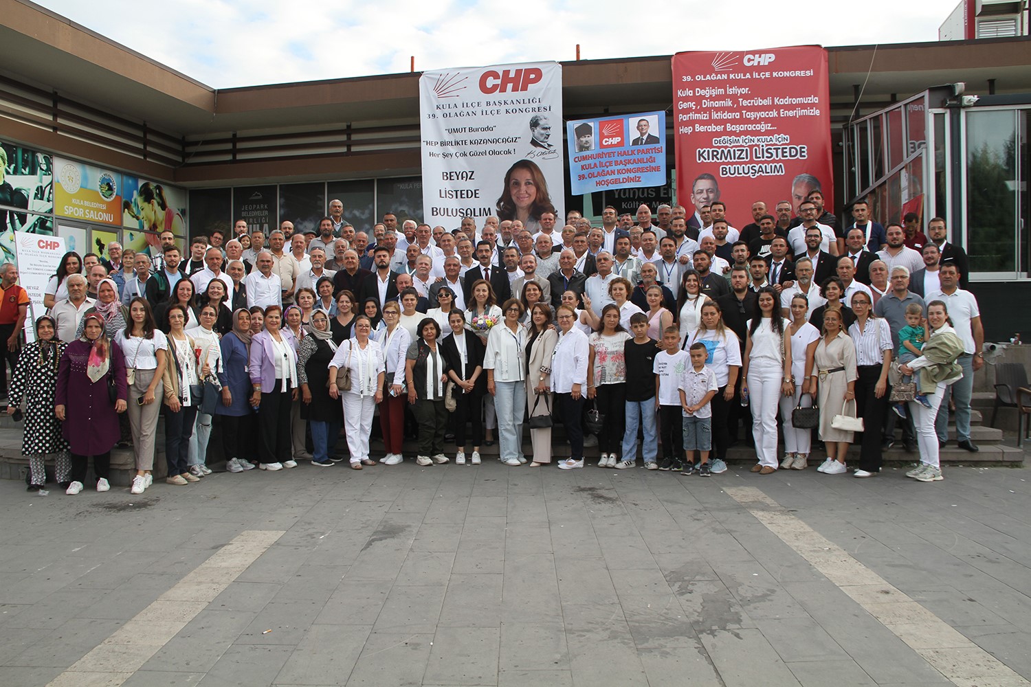 CHP Kula İlçe Kongresi’nde başkanlığa Esen Çınar seçildi