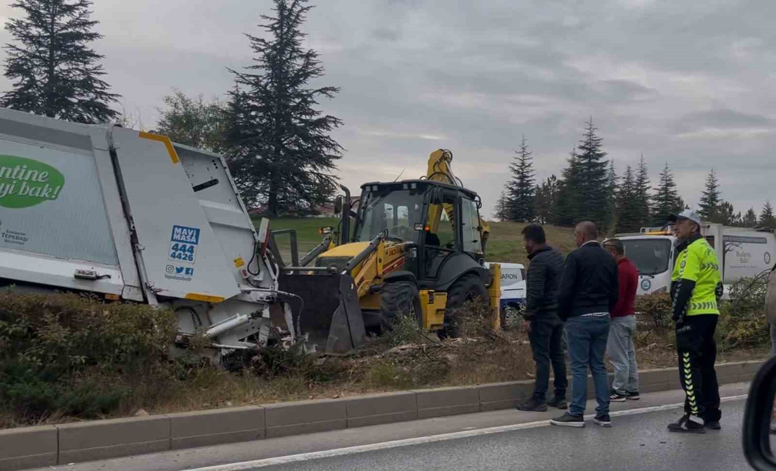 Kontrolden çıkan çöp kamyonu ağaçları yatırarak refüje çıktı