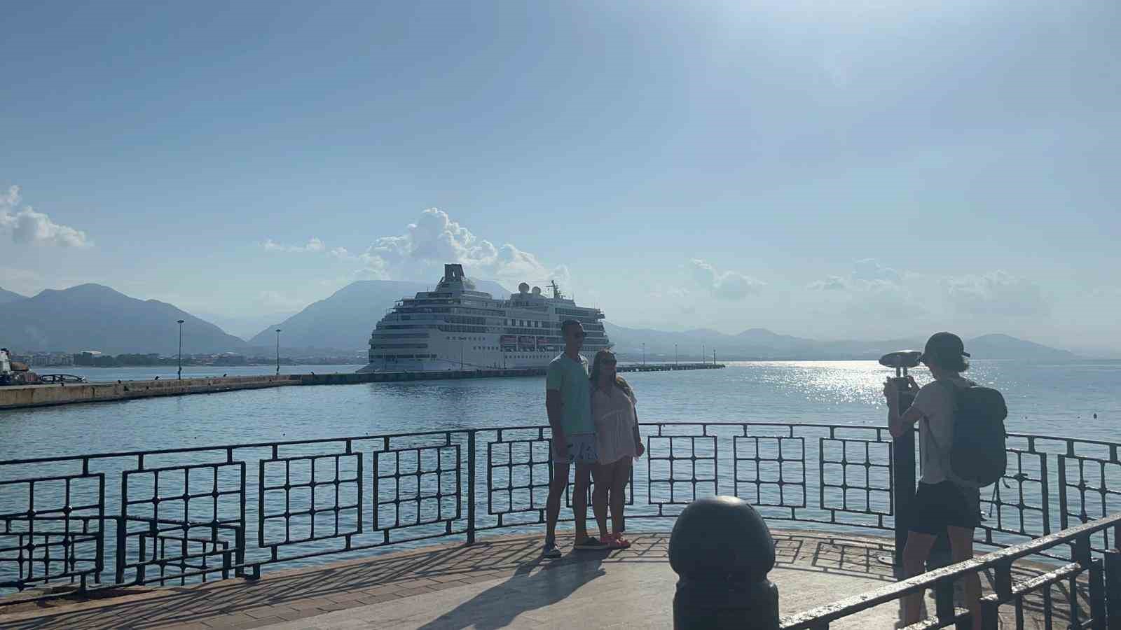 445 yolcu 362 mürettebatlı kruvaziyer Alanya iskelesine ulaştı
