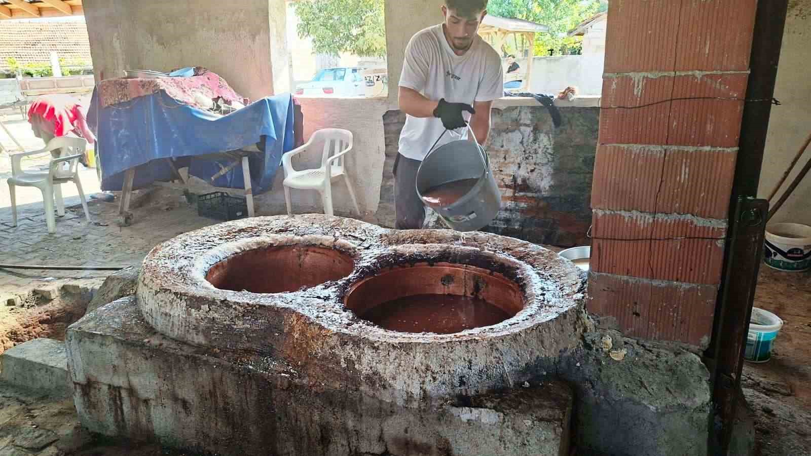 Emet Yağcık köyünde asırlardır eski usulle üzüm pekmezi yapımı geleneği sürdürülüyor