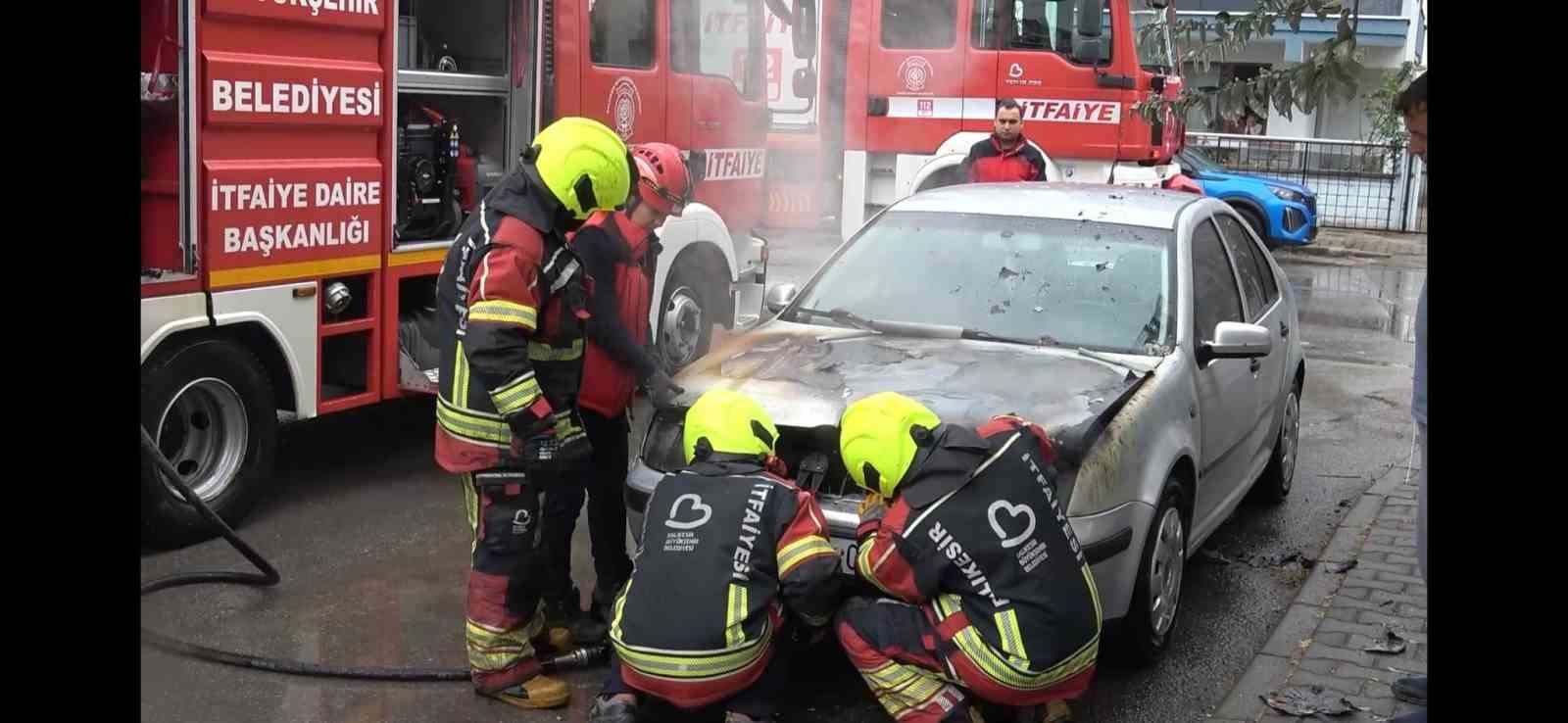 Balıkesir’de park halindeki araç yandı