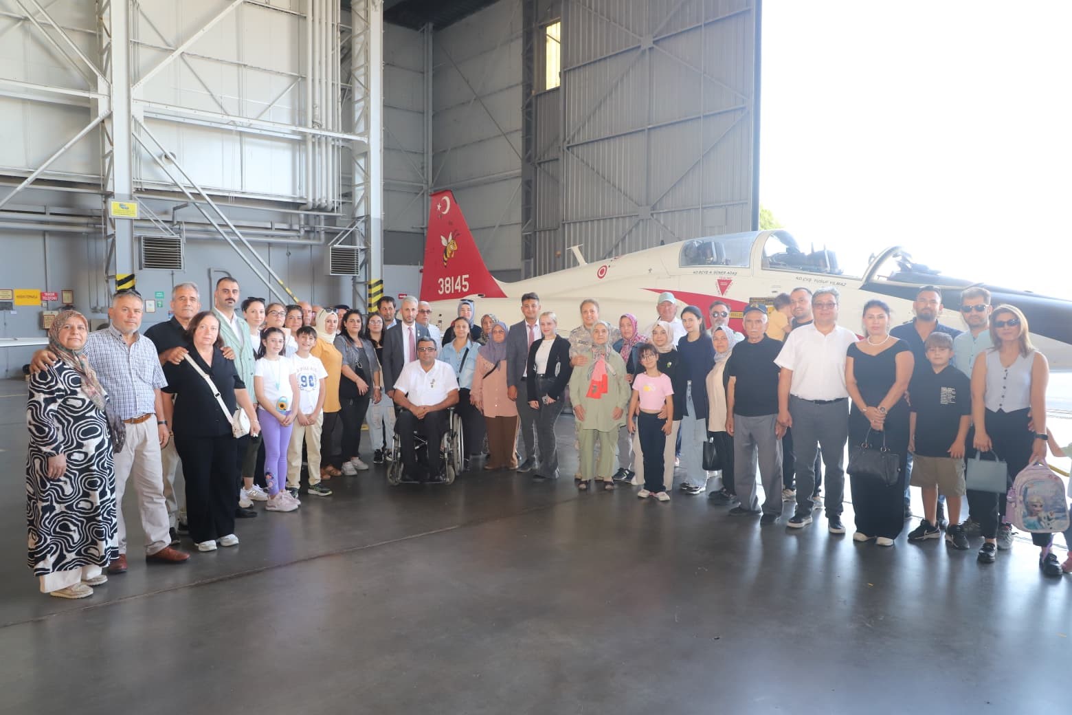 Manisalı şehit aileleri ve gazilerden Çiğli 2. Hava Üssü’ne anlamlı ziyaret