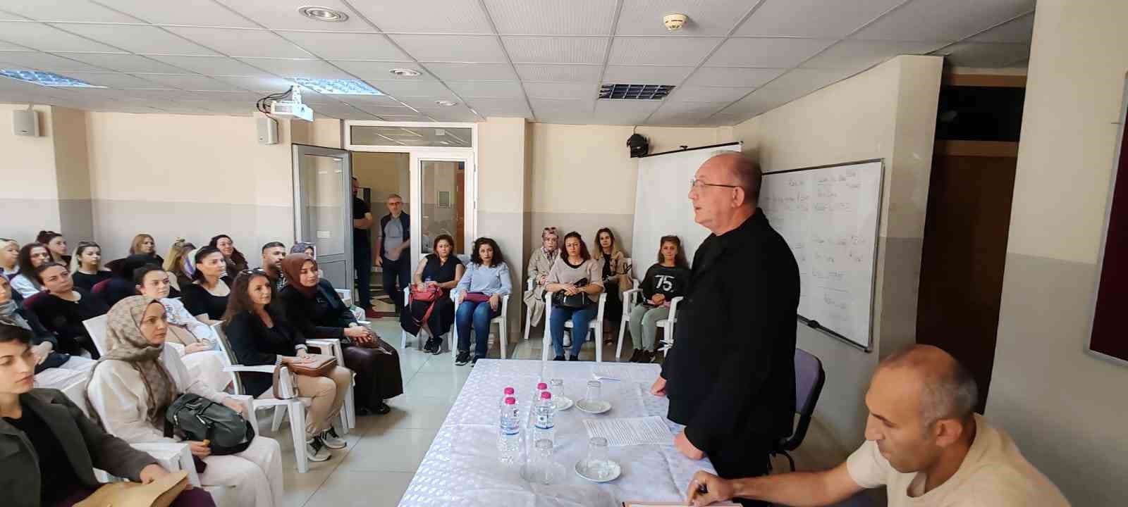 Bandırma HEM&rsquo;de usta &ouml;ğreticiler bilgilendirildi
