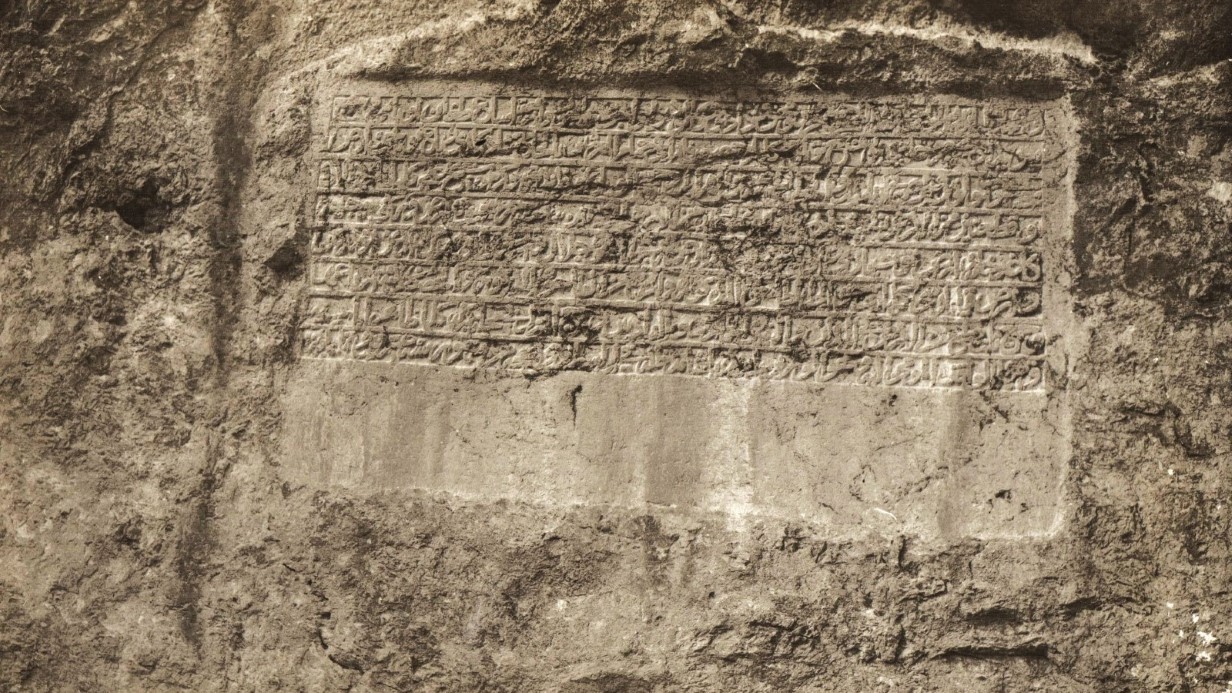 Bilinçsiz gençler üstüne aşklarını yazmıştı, 600 yıllık kaya kitabeye koruma örtüsü