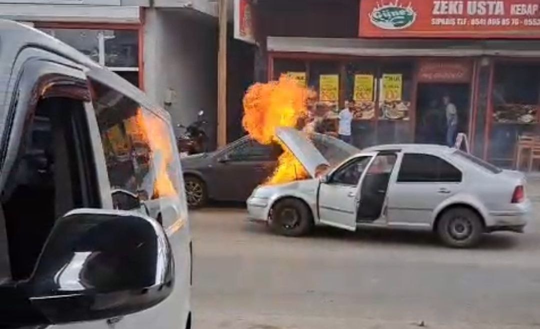 Adana’da yanan otomobili esnaf su ve yangın tüpüyle söndürdü