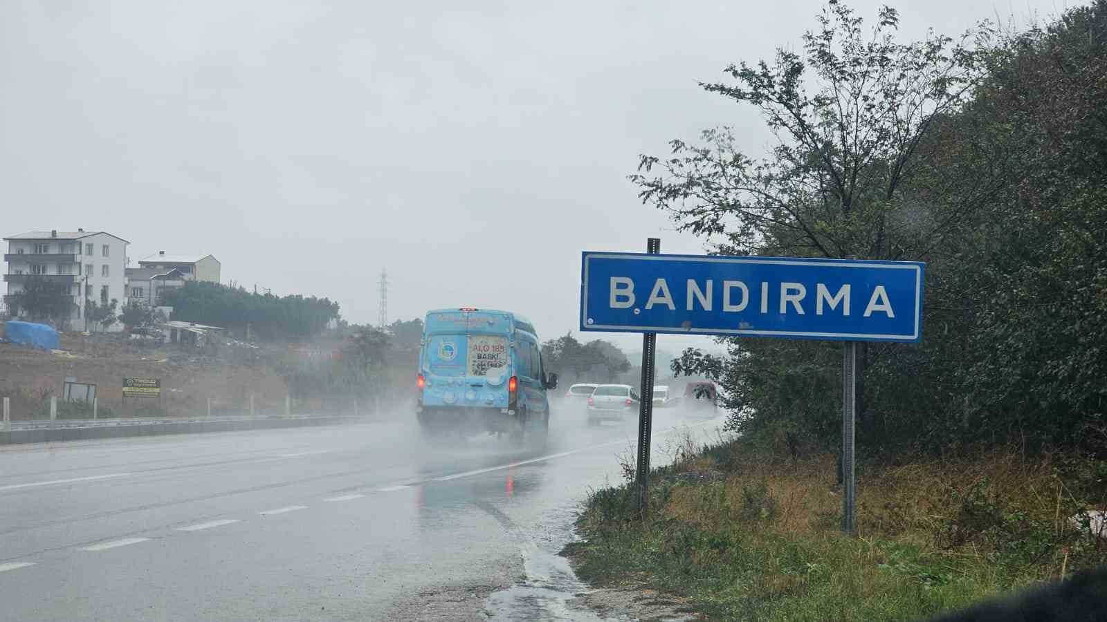 Bandırma g&uuml;ne yağışla başladı
