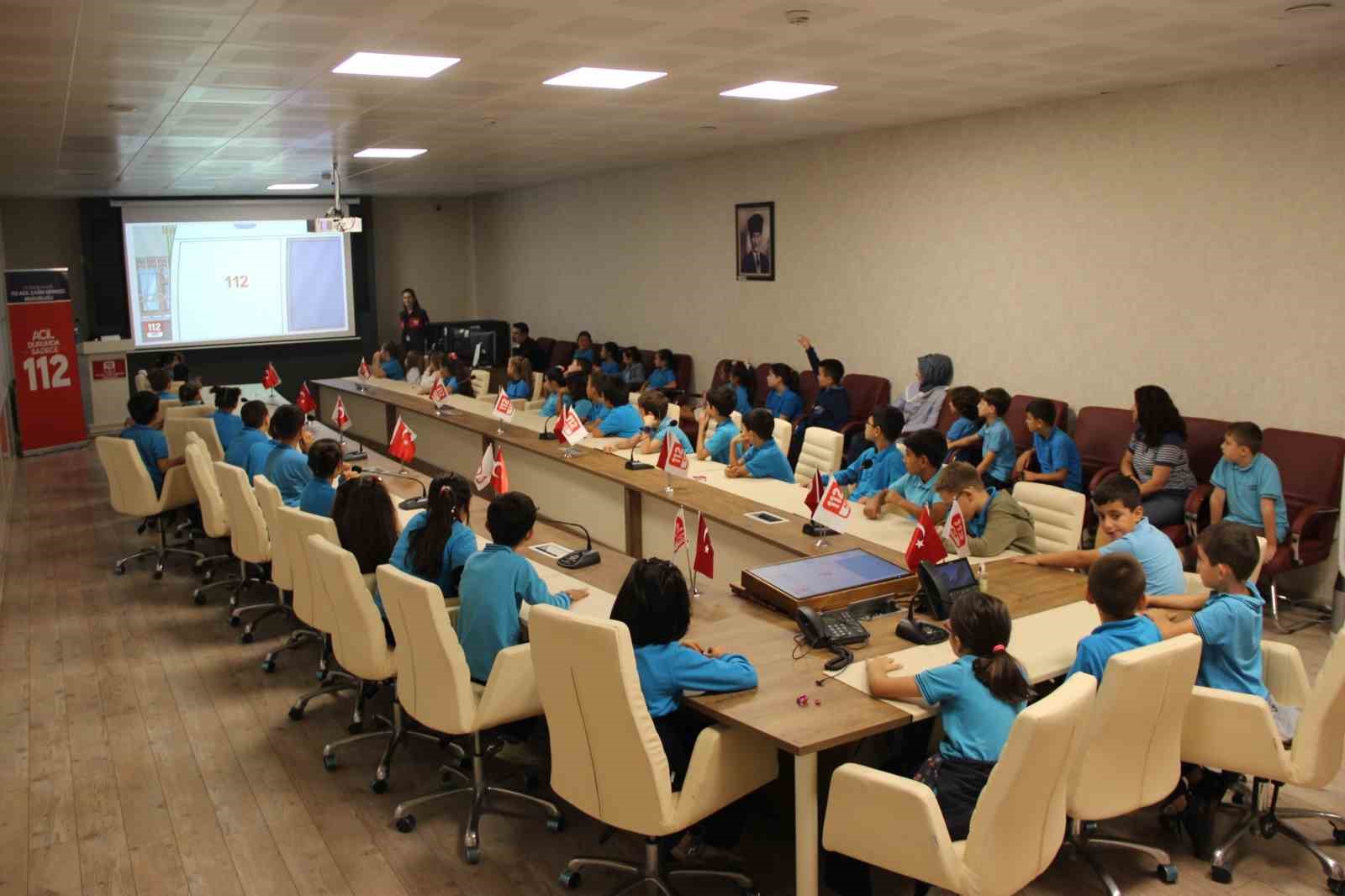 Miniklere "tek acil numara 112" anlatılıyor