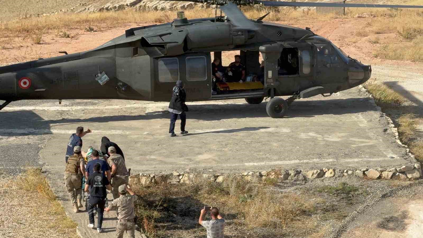 Siirt’te jandarma helikopteri, iş kazası geçiren vatandaşı hastaneye taşıdı