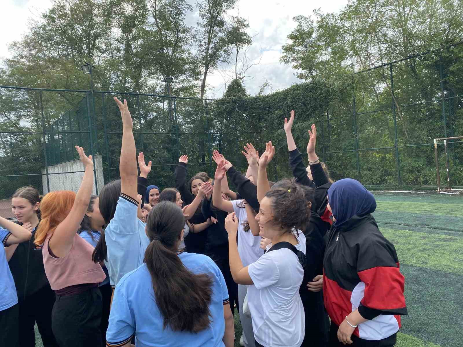 Ak&ccedil;akoca&rsquo;da Gen&ccedil;lik Merkezi, faaliyetlerini okullara taşıdı
