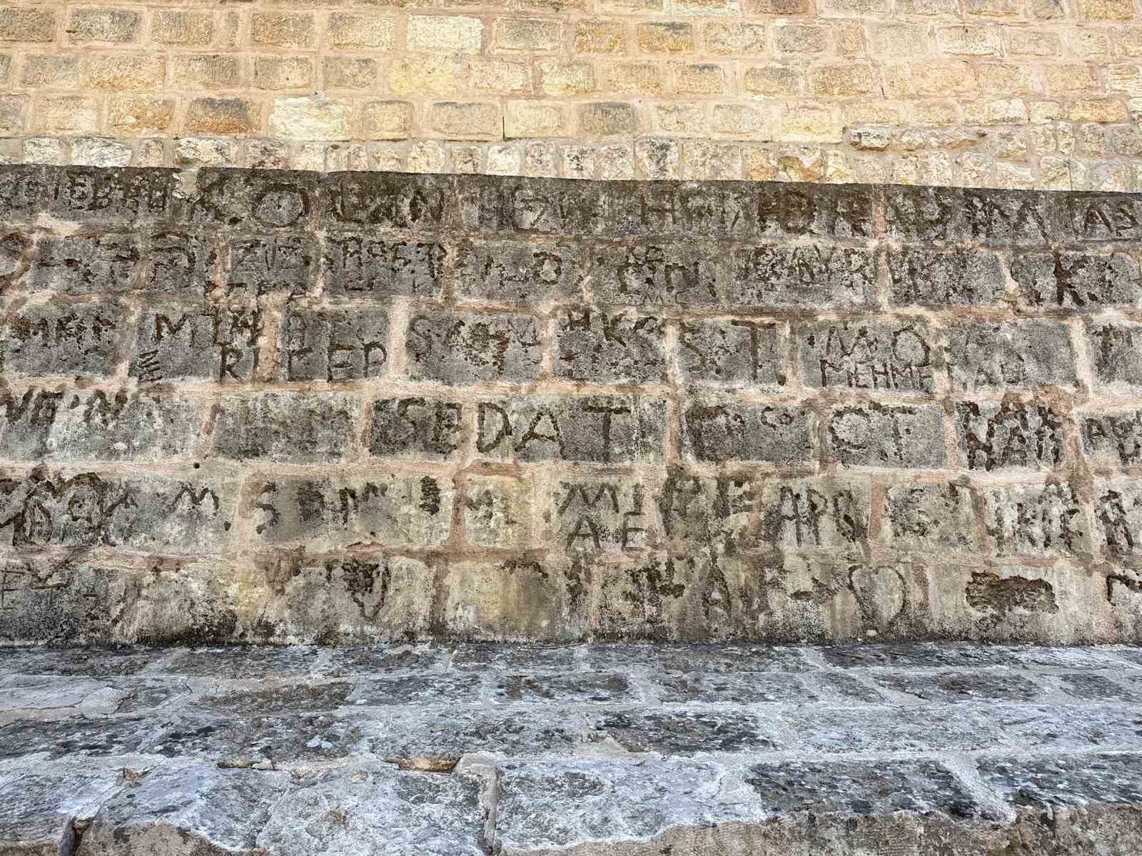 Tarih gözler önünde yok oluyor: Artuklular dönemindeki Haburman köprüsüne isimlerini kazdılar
