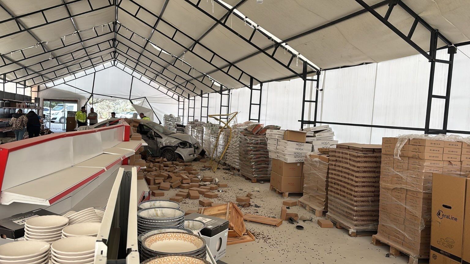 Kontrolden çıkan otomobil iş yerine girdi