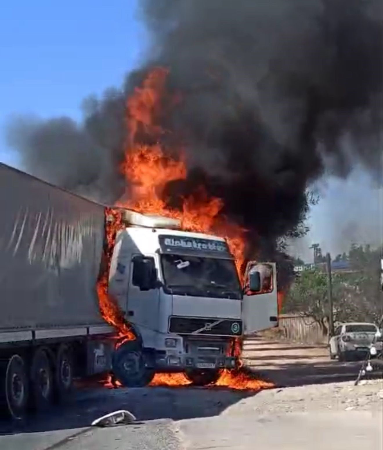 Gaziantep’te seyir halindeki tır alev aldı