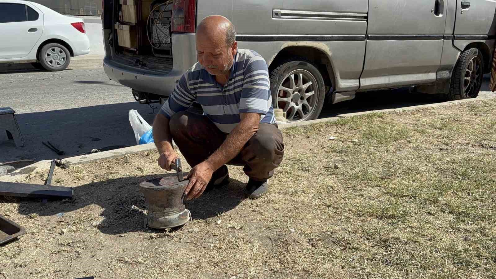 Trakya’da 30 yıldır mahalle mahalle dolaşarak kalaycılık yapıyorlar