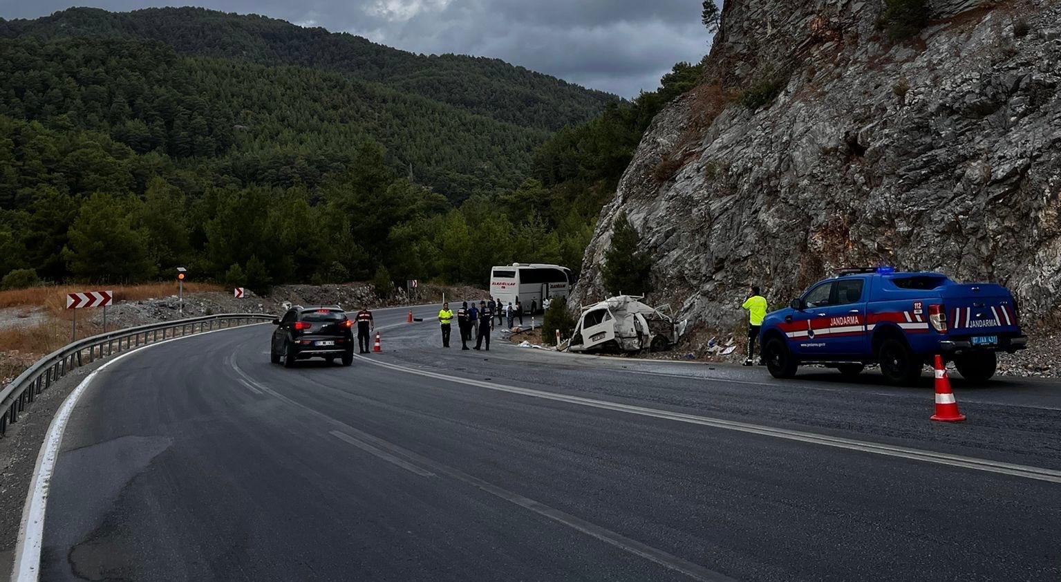 Antalya’da yolcu otobüsü ile hafif ticari araç çarpıştı: 1 ölü, 1 yaralı