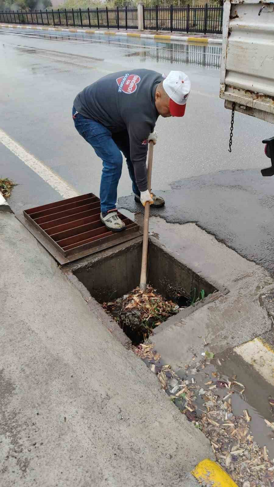 Sındırgı’da sağanak çiftçilerin yüzünü güldürdü
