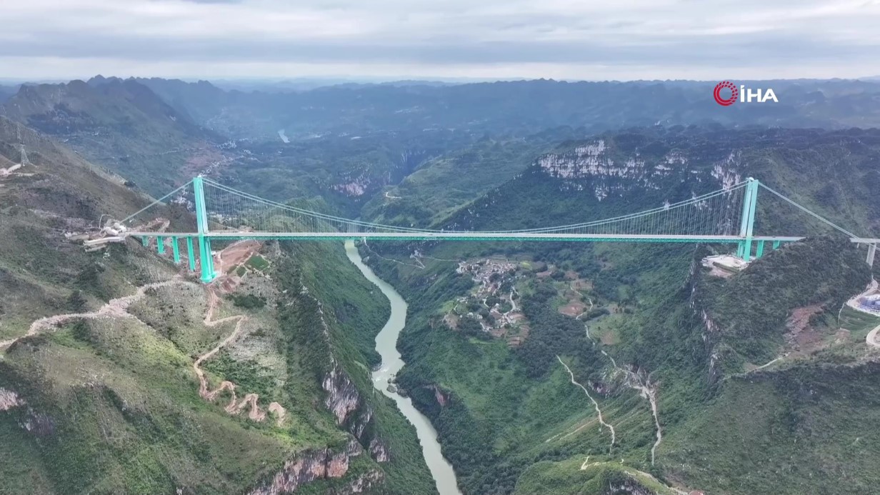 Çin’de inşa edilen dünyanın en yüksek köprüsü trafiğe açıldı