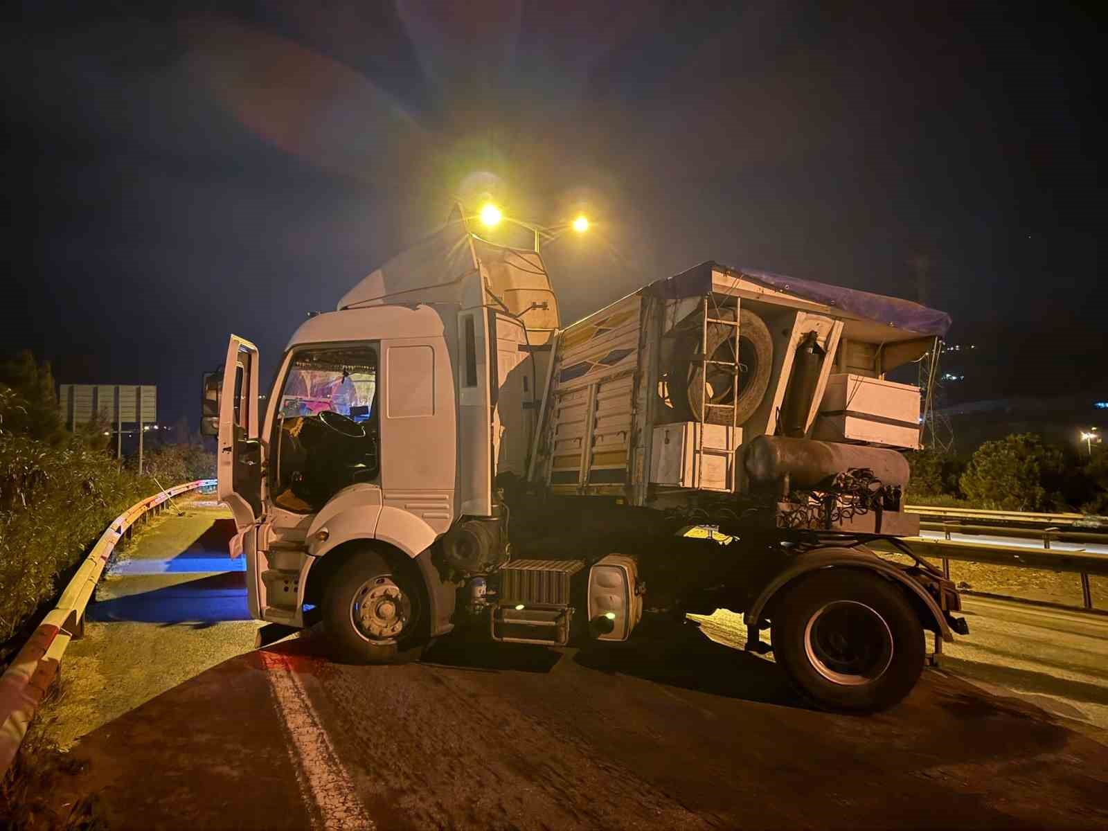 Zincirleme tır kazasında: 1 sürücü yaralandı