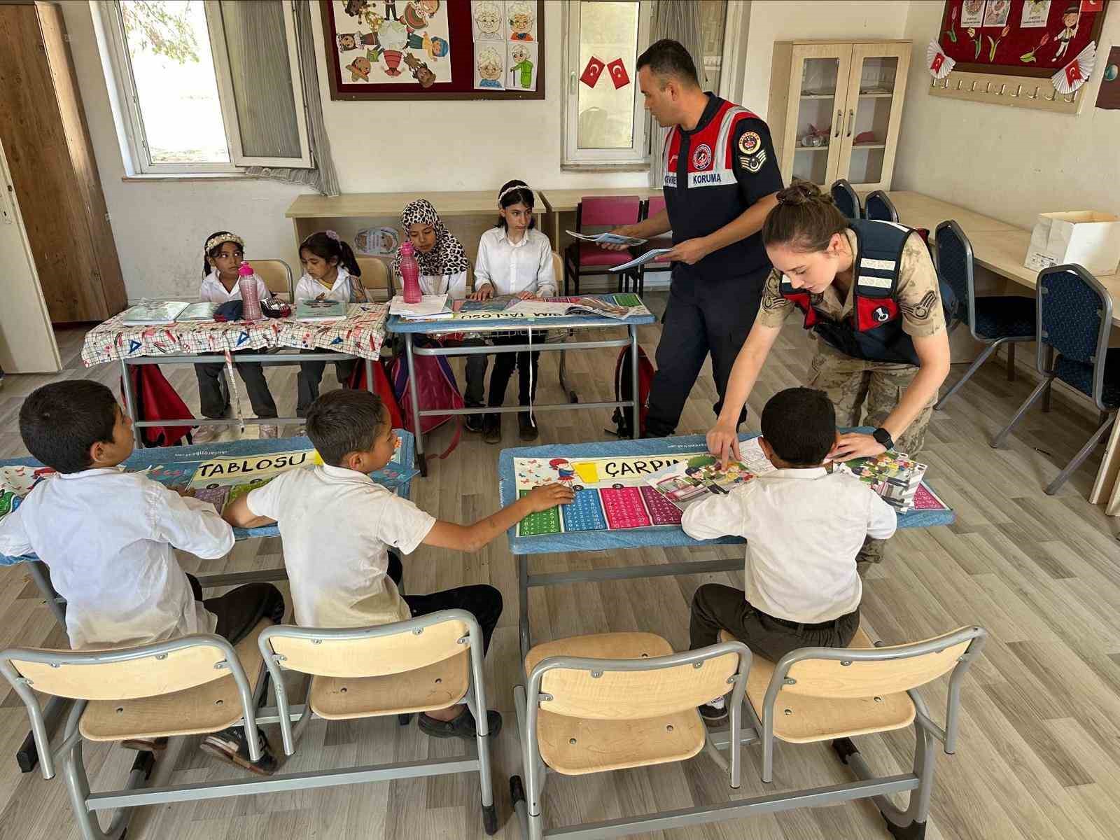 Kilis’te jandarmadan öğrencilere dergi ve hediye