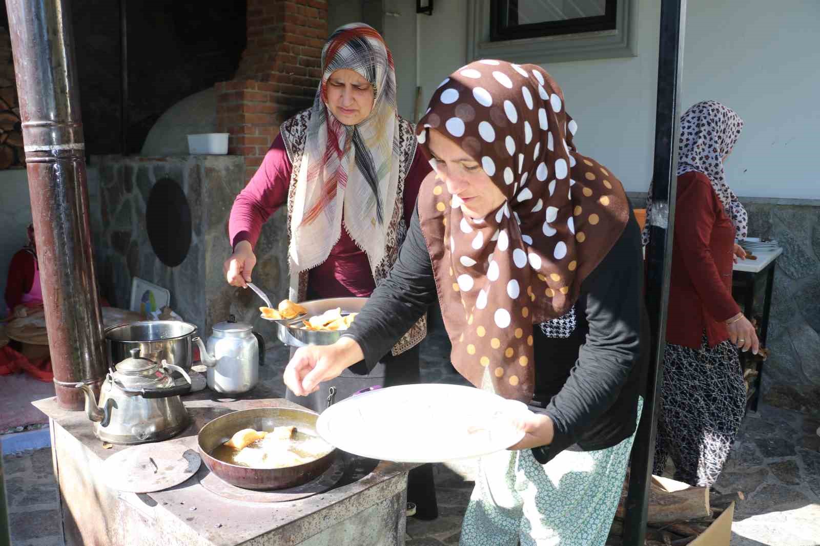 Minikler yöresel ürün pekmezli yufkayı hem açtılar hem de tattılar
