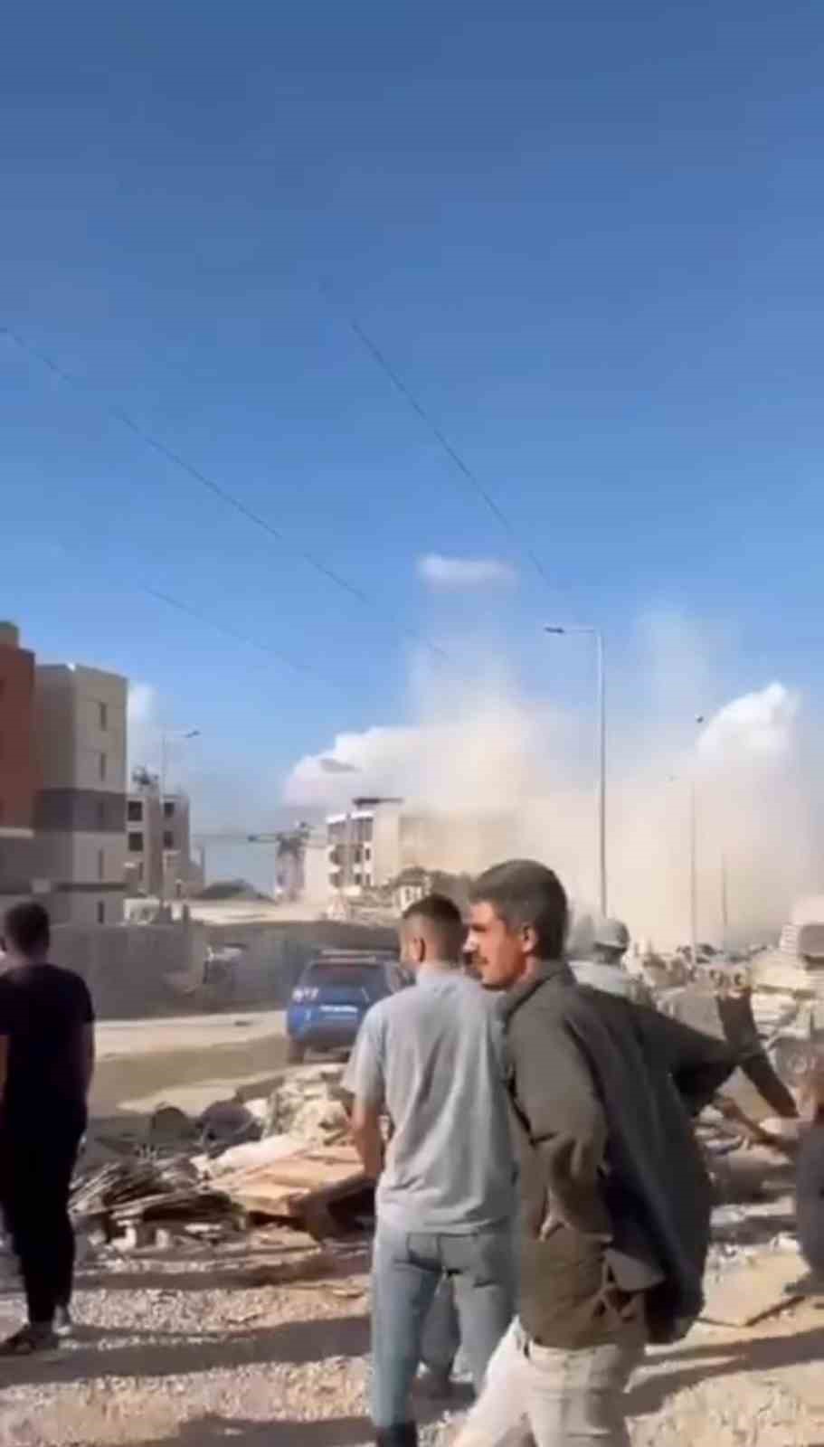 Dinamitle gerçekleştirilen patlatmada kule vinç yıkıldı, o anlar kamerada
