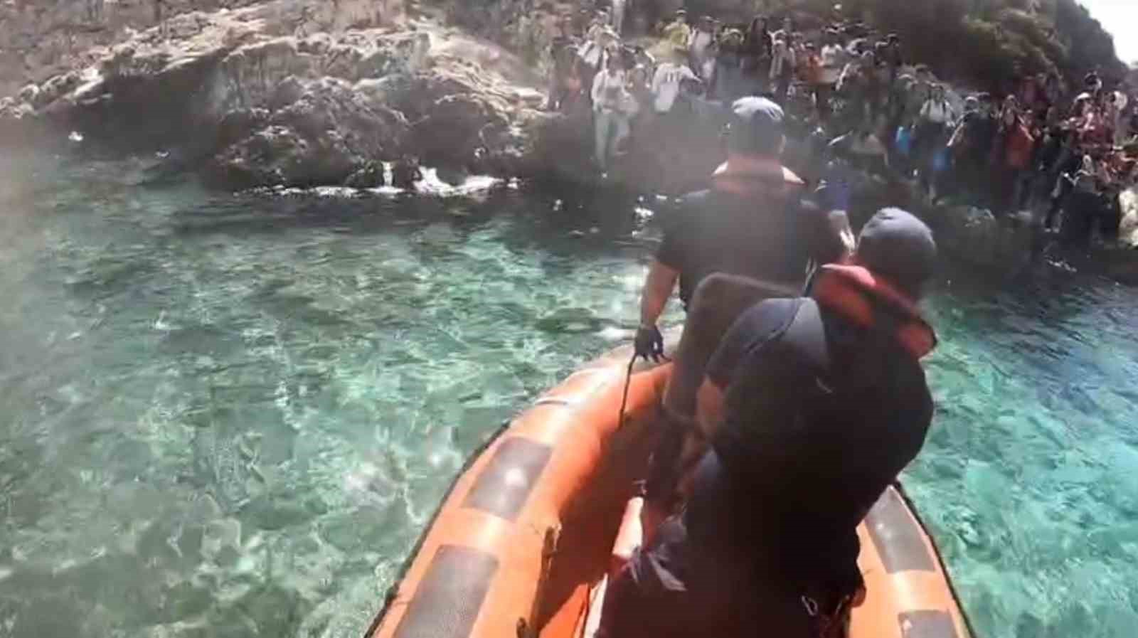 İzmir’de 138 düzensiz göçmen ve 2 göçmen kaçakçısı yakalandı