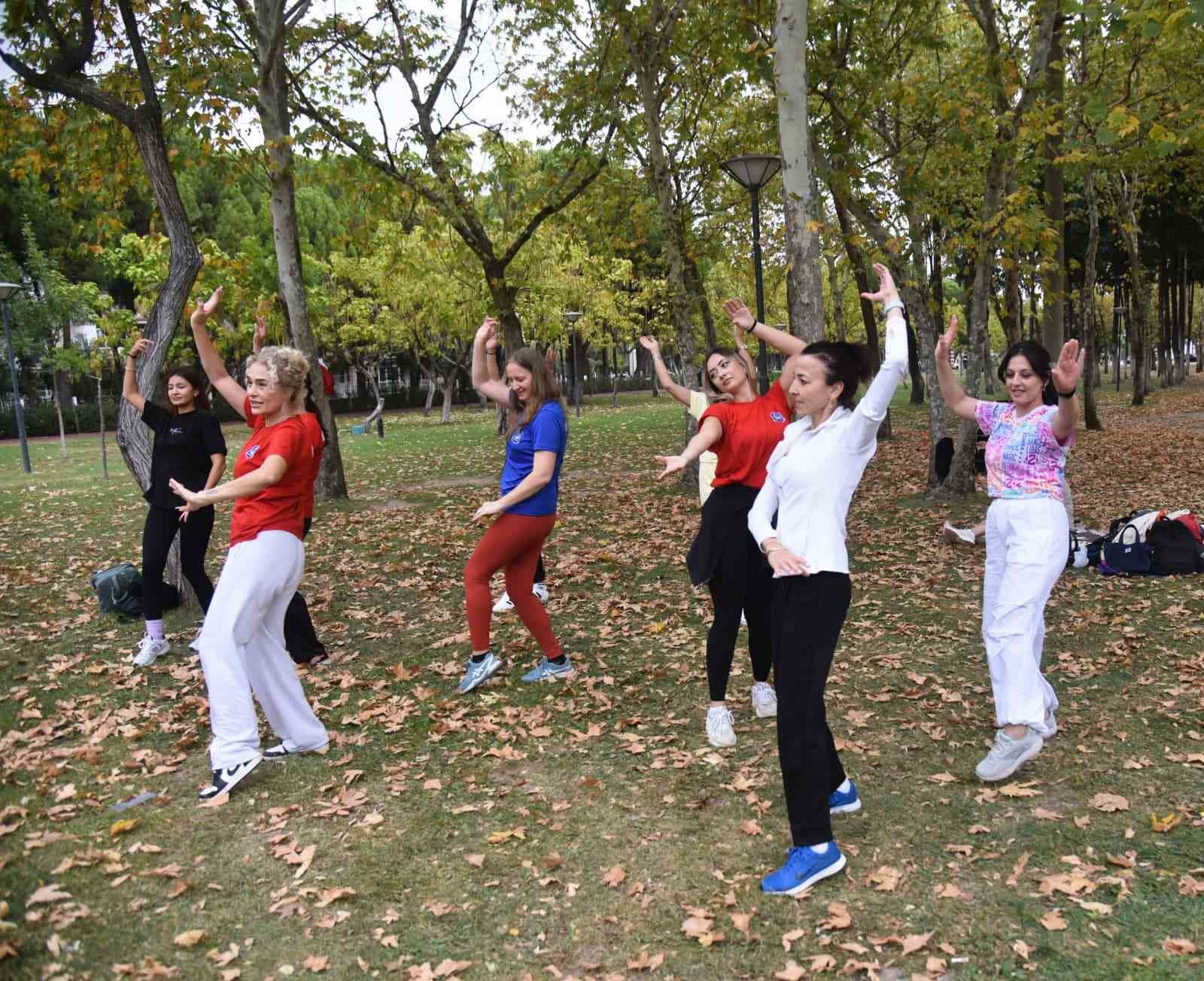 Yunusemreli kadınlardan a&ccedil;ık havada spor etkinliği
