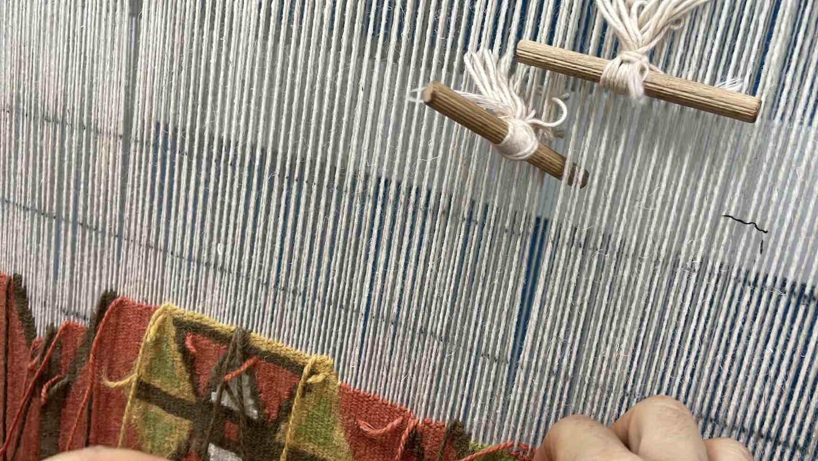 Makineyle bir günde üretilirken, alıcılar el işçiliği kilimler için 1 yıl beklemeyi göze alıyor
